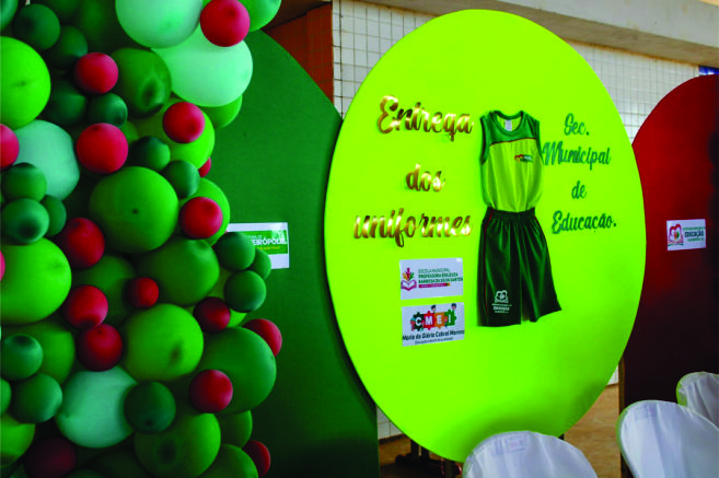 Eentrega de uniformes para alunos da rede municipal