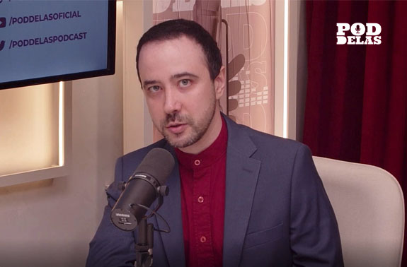 PodDelas se une a ong ambiental e mobiliza influenciadores do Brasil Homem de blazer azul e camisa vinho participa de gravação do podcast PodDelas, falando diante de um microfone.