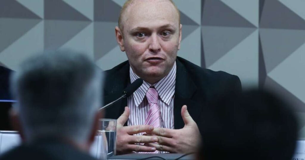 Defesa de hacker condenado com Zambelli pede que pena seja cumprida em semiaberto