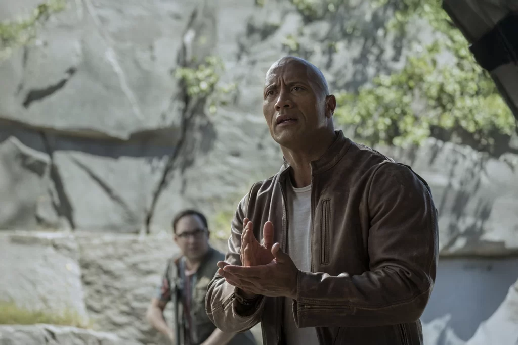 Filme com Dwayne Johnson, que estreou esta semana na Netflix, já lidera no Brasil — e alimenta o vício nacional por ação sem pausa