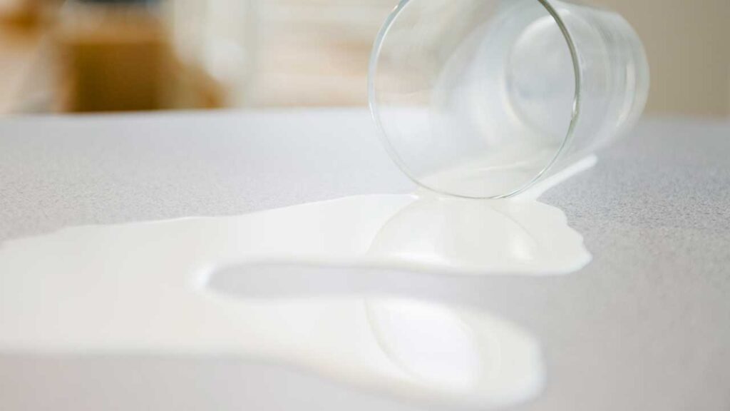 Bebê vomitou ou regurgitou? Saiba como diferenciar