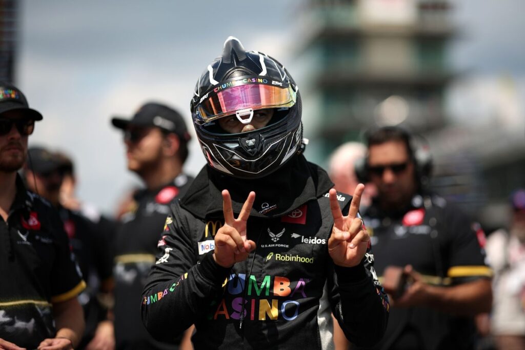NASCAR:Wallace segura Larson, vence em Indy e avança aos playoffs
