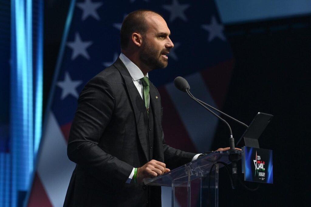 Eduardo defende tarifaço de Trump como resposta a Moraes