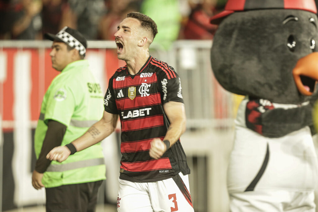 Flamengo resolve pelo alto, vence o Atltico e retoma a liderana do Brasileiro