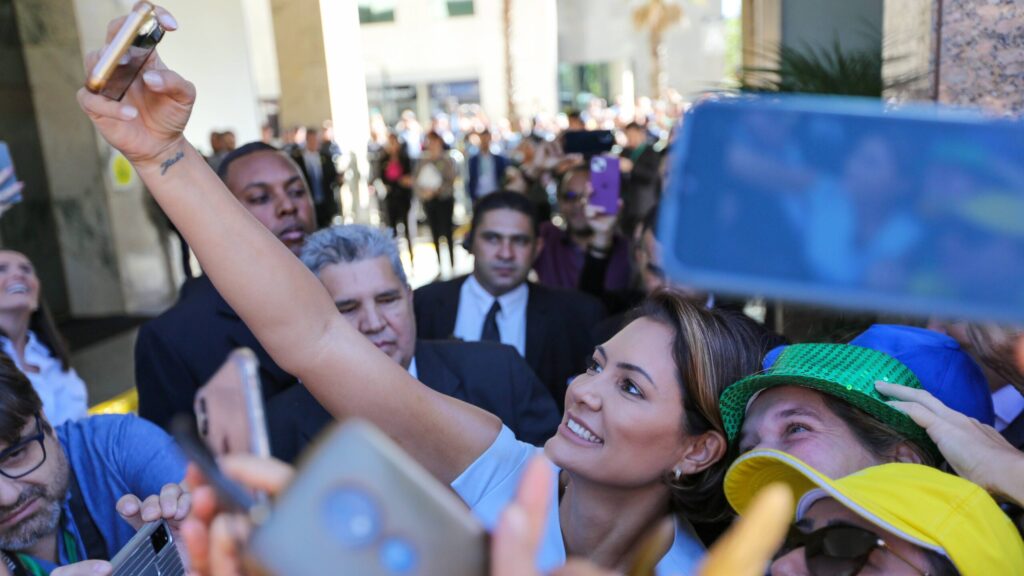 Michelle diz que Lula deve “assumir erros”