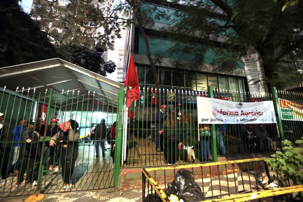 MST invade sedes do Incra e cobra governo por reforma agrária