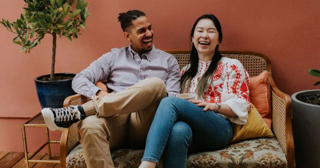 Por que mudamos de voz ao falar outro idioma