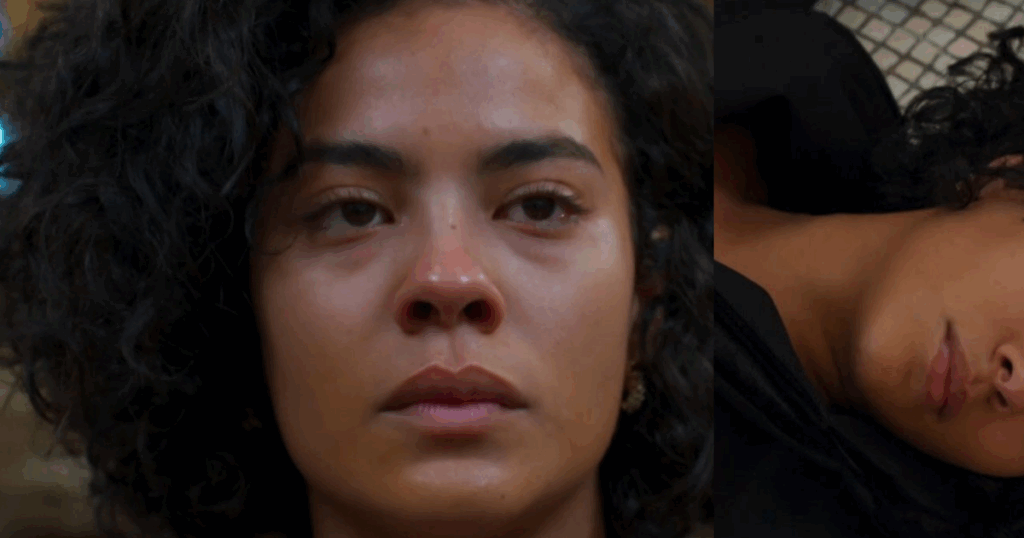 Grandona! Bella Campos é ACLAMADA em cena icônica de Maria de Fátima se jogando da escadaria em ‘Vale Tudo’: ‘Arrepiei’