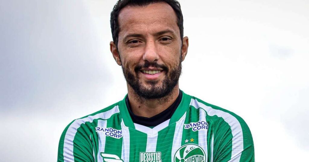 Aos 44 anos, Nenê faz história com gol contra o Vitória