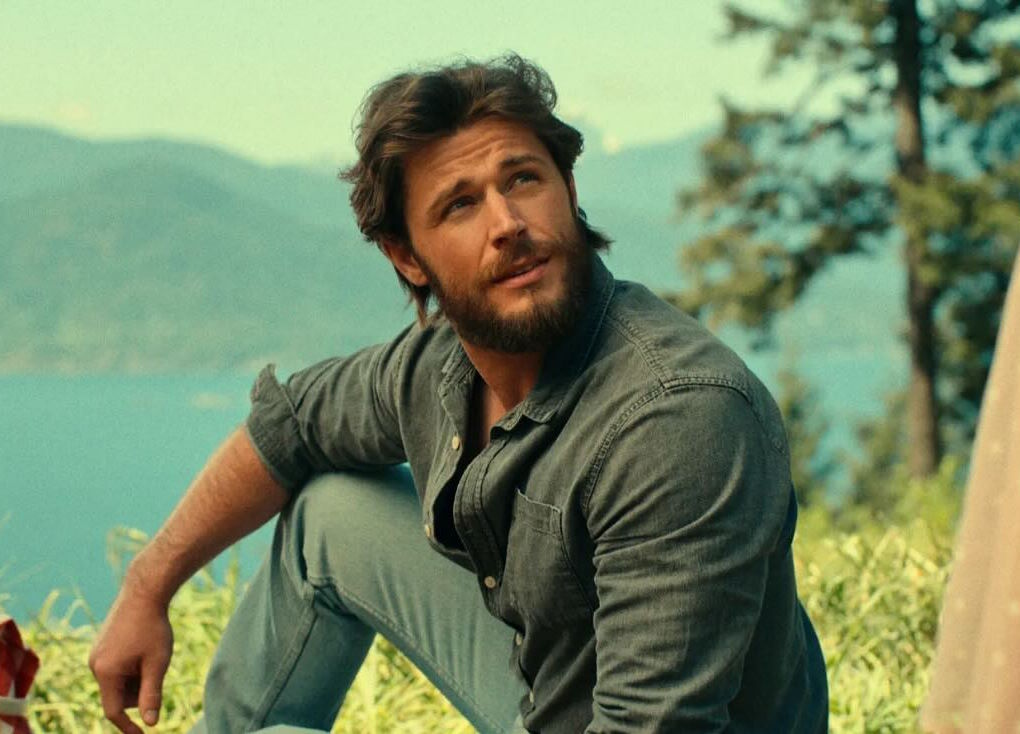 Ator de “Virgin River” pede que ninguém compareça no velório de padrasto