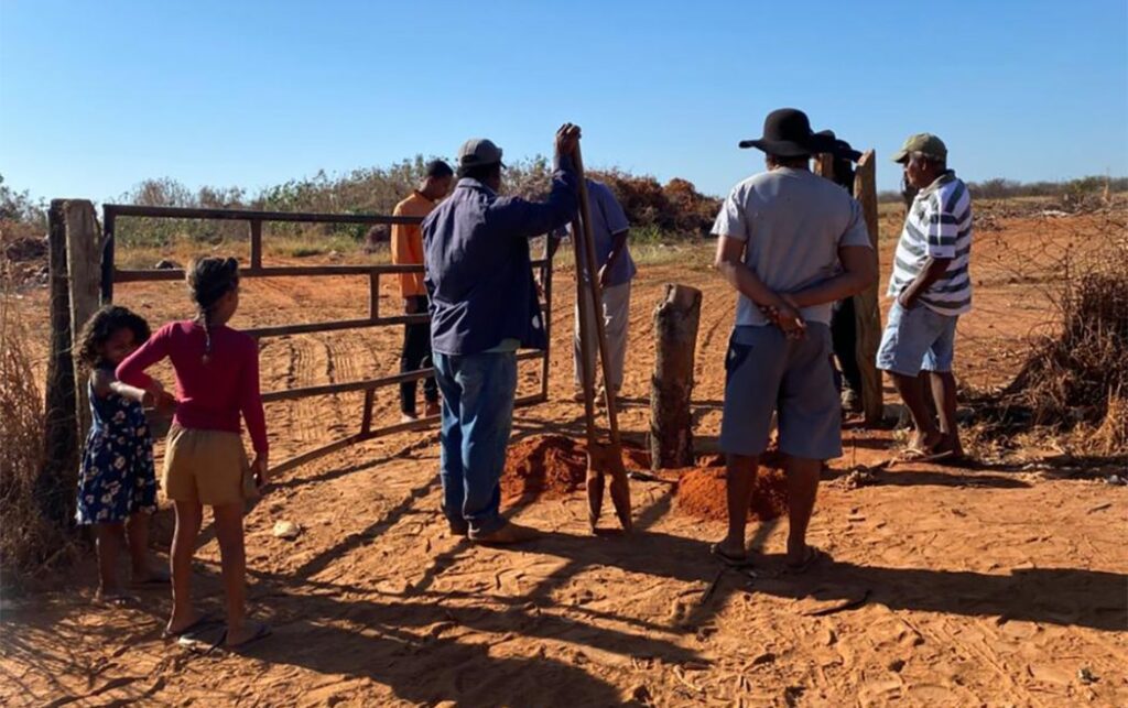 Povo Xakriabá fecha acesso a lixão dentro do seu território