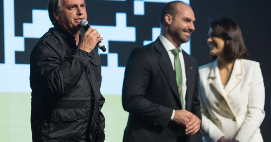 coação e ataque à democracia