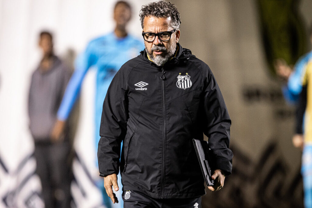 Vexame contra o Vasco encerra trabalho de Clber Xavier no Santos