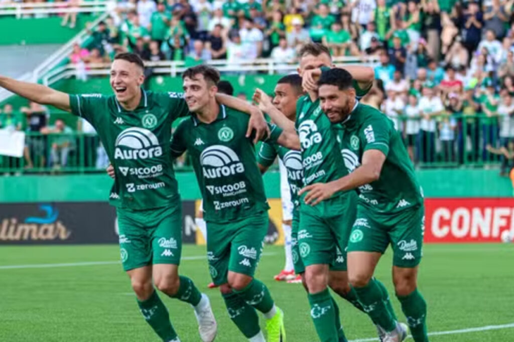 Chapecoense bate Paysandu e sobe um lugar no G4 da Srie B