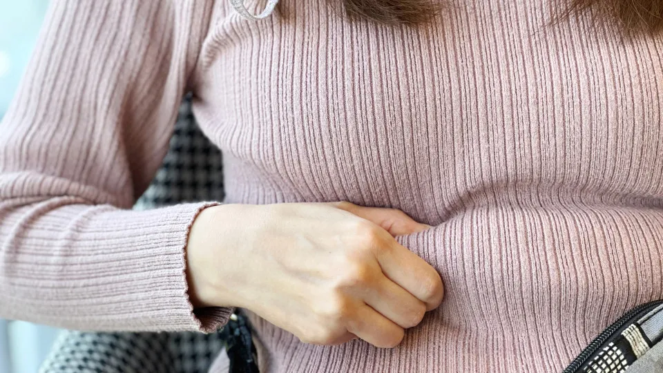 O motivo das mulheres engordarem mais no abdômen