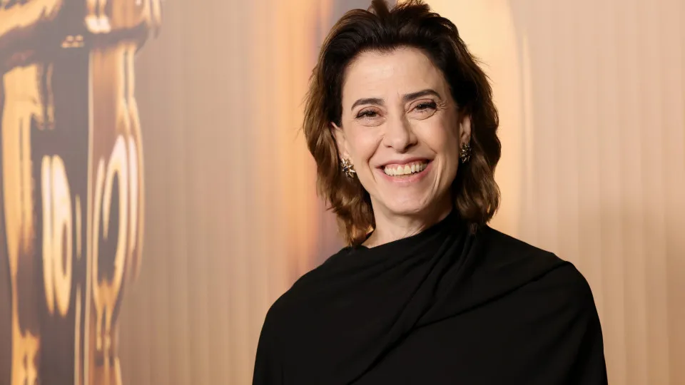 Fernanda Torres se alonga na ioga e deixa seguidores travados só de olhar