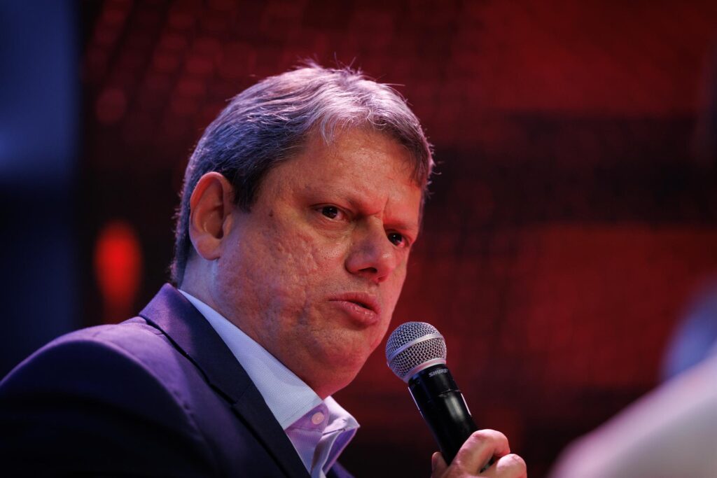 Tarcísio defende “entregar algumas vitórias” a Trump para negociar tarifaço