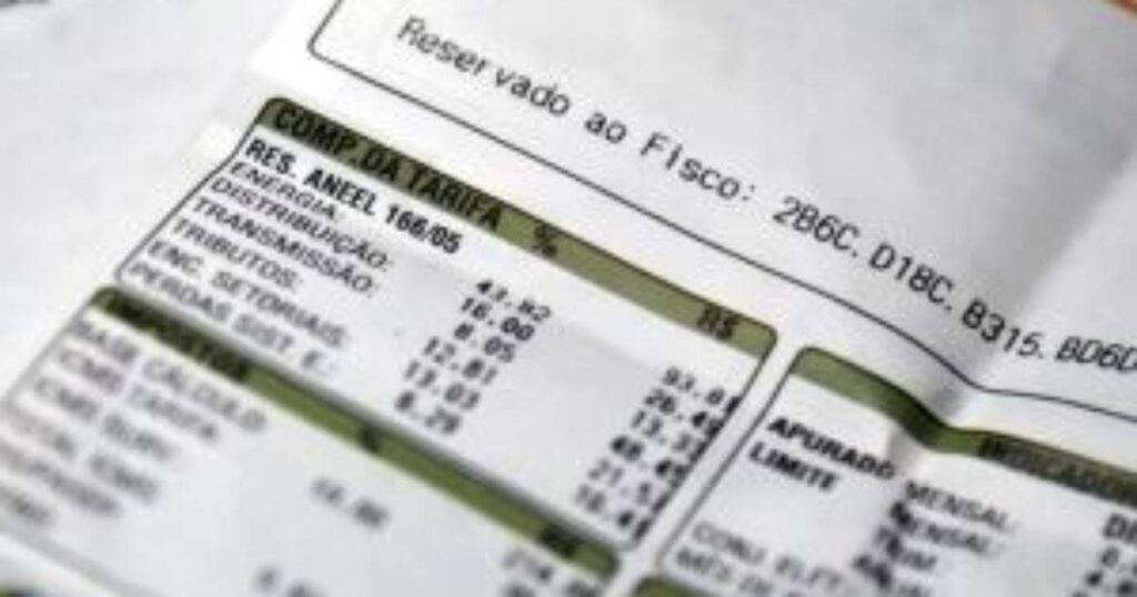 Aneel mantém cobrança extra na conta de luz ao definir bandeira tarifária vermelha em outubro