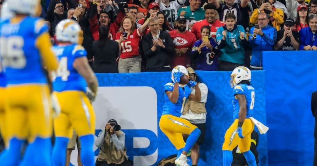 Chargers superam maioria dos Chiefs nas arquibancadas e dominam para vencer em São Paulo