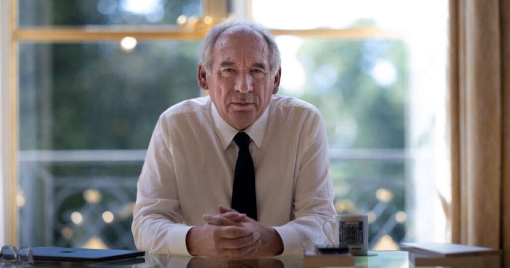 quais os cenários possíveis em caso de demissão do primeiro-ministro François Bayrou