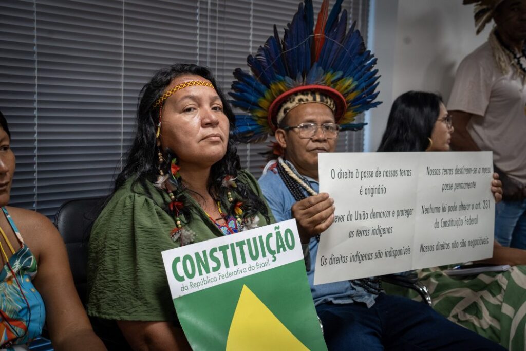 Indígenas realizam vigília na Praça dos Três Poderes para denunciar retrocessos e cobrar demarcações nesta quarta (8)
