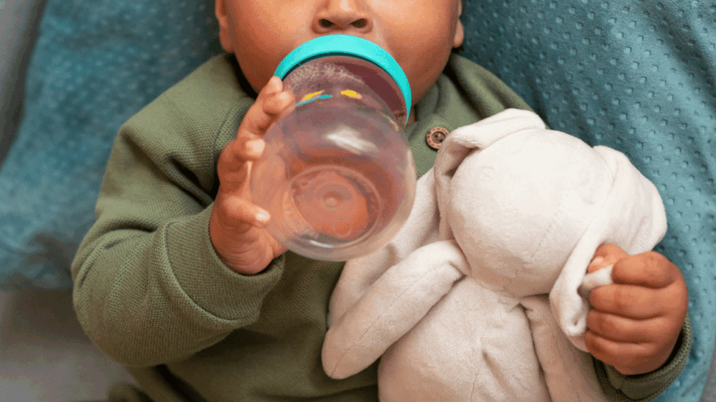 Seu bebê já pode beber água? 5 sinais de que já é a hora