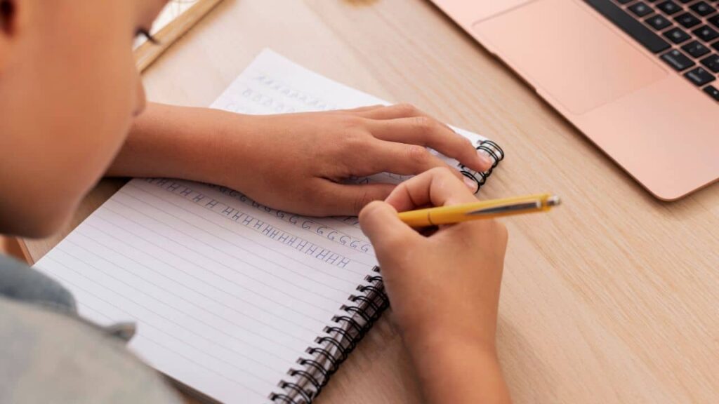 Por que o meu filho fica entediado na escola?
