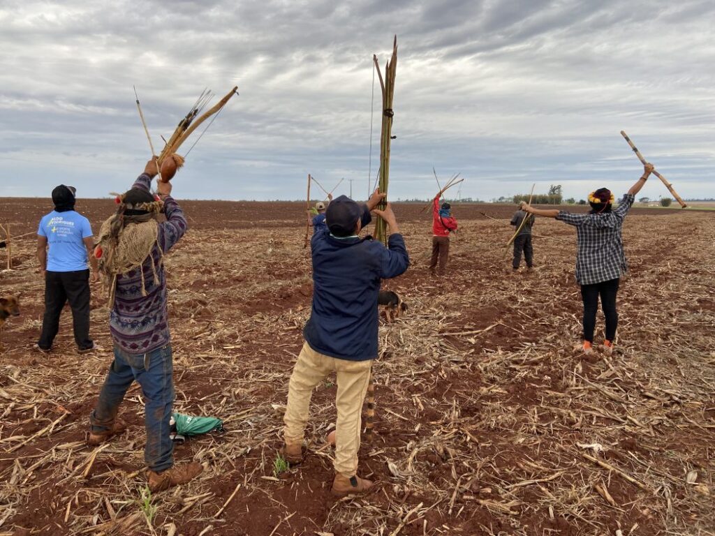Indígenas Guarani e Kaiowá bloqueiam estrada para impedir pulverização de agrotóxico na TI Guyraroká