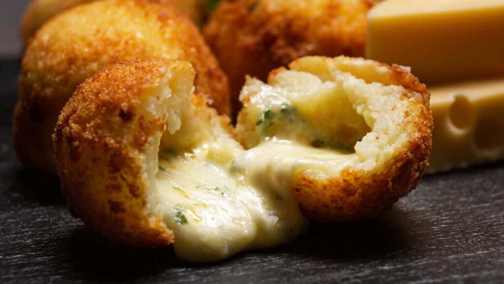 Receita de bolinho de mandioca recheado com queijo