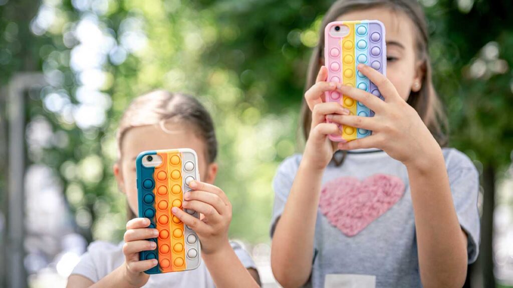 O que as pesquisas revelam sobre cuidado, telas, gritos e brincadeira