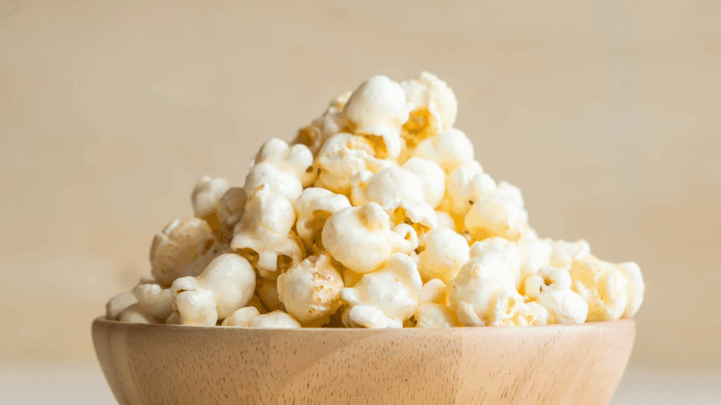 Por que a pipoca deve ficar fora do prato antes dos 4 anos?