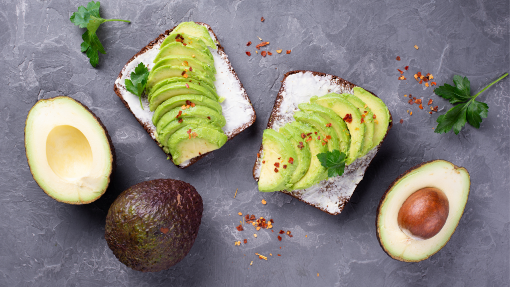 Receita simples de avocado toast para o lanche em família